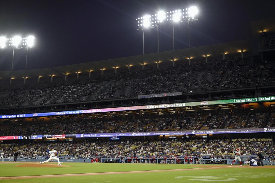 　フィリーズ戦の１回、シュワバーと対戦するドジャース先発の大谷（共同）