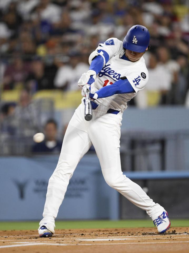 　フィリーズ戦の１回、二塁内野安打を放つドジャース・大谷（共同）