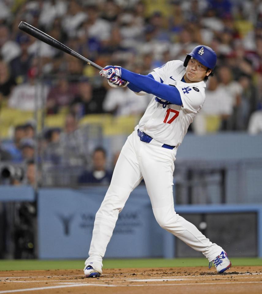 　フィリーズ戦の１回、二塁内野安打を放つドジャース・大谷（共同）