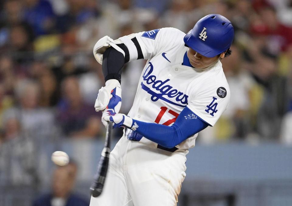 　フィリーズ戦の８回、50号ソロを放つドジャース・大谷翔平。メジャー史上６人目となる２年連続の50本塁打に到達した（共同）
