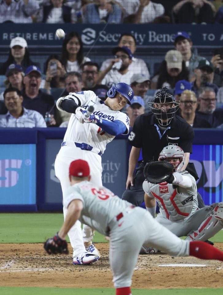 　フィリーズ戦の８回、50号ソロを放つドジャース・大谷翔平。メジャー史上６人目となる２年連続のシーズン50本塁打に到達した（共同）
