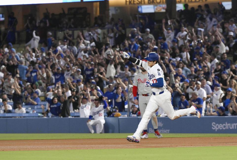 　フィリーズ戦の８回、50号ソロを放ったドジャース・大谷翔平。メジャー史上６人目となる２年連続のシーズン50本塁打に到達した（共同）