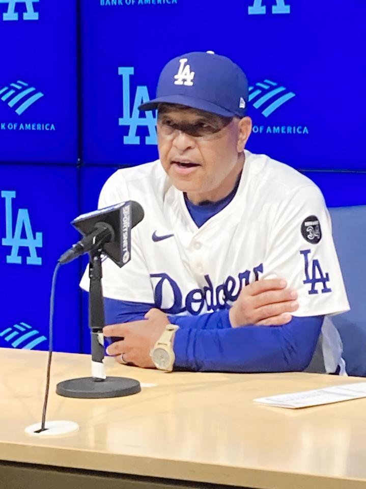 　試合後、報道陣の質問に答えるロバーツ監督（撮影・小林信行）