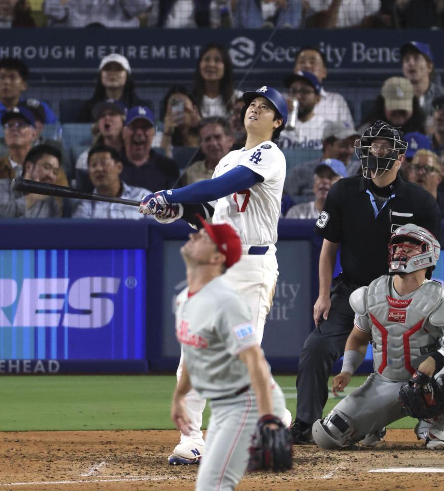 　フィリーズ戦の８回、５０号ソロを放つ大谷。メジャー史上６人目となる２年連続のシーズン５０本塁打に到達した（共同）