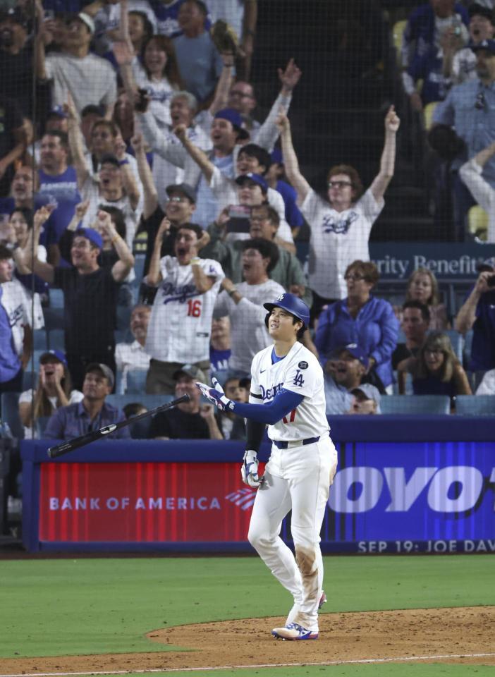 　フィリーズ戦の８回、５０号ソロを放つドジャース・大谷と盛り上がるファン（共同）
