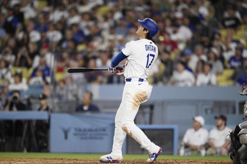 　８回、５０号ソロを放ち、打球の行方を追う大谷（共同）