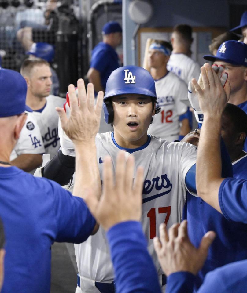 　８回、５０号ソロを放ち、ベンチで祝福される大谷（共同）