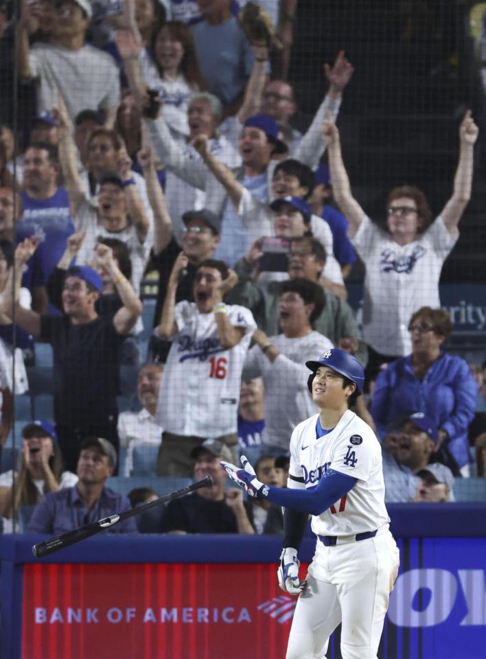 　８回、５０号ソロを放つ大谷翔平。メジャー史上６人目となる２年連続のシーズン５０本塁打に到達した（共同）