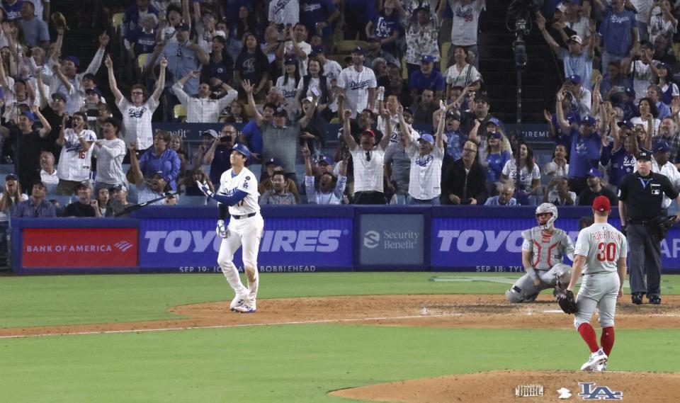 　８回、５０号ソロを放つ大谷。投手ロバートソン（３０）＝共同