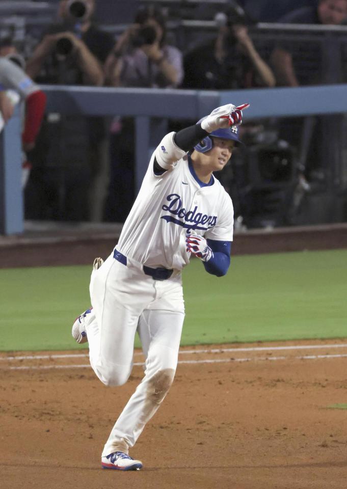 　フィリーズ戦の８回、５０号ソロを放って塁を回るドジャース・大谷（共同）