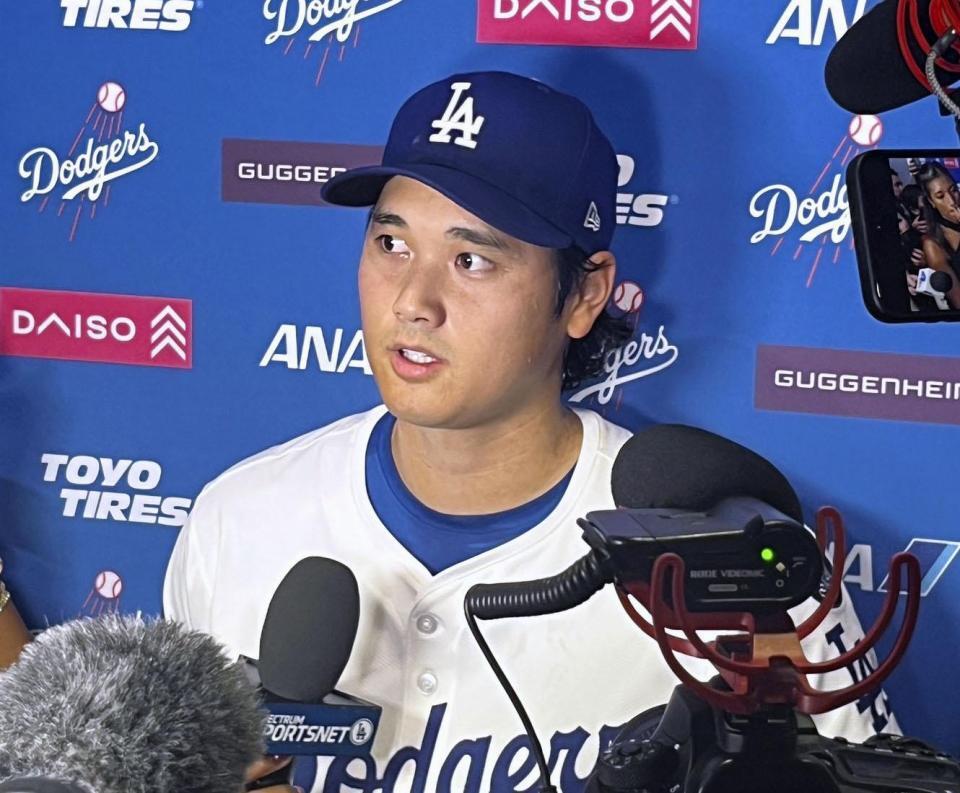 　試合後、取材に応じる大谷（共同）