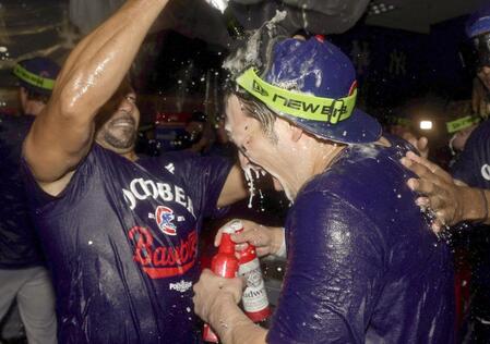 　プレーオフ進出が決まり、祝勝会で喜ぶカブス・鈴木（右）＝（ＡＰ＝共同）