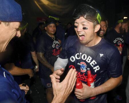 　プレーオフ進出が決まり、祝勝会でカウンセル監督（左）と喜ぶカブス・鈴木（ゲッティ＝共同）