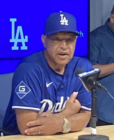 　試合前の会見で報道陣の質問に答えるロバーツ監督（撮影・小林信行）