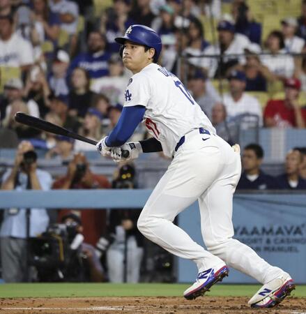 　フィリーズ戦の２回、左飛に倒れるドジャース・大谷（共同）