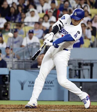 　フィリーズ戦の８回、51号ソロを放つドジャース・大谷（共同）