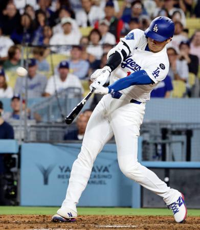 　フィリーズ戦の８回、５１号ソロを放つドジャース・大谷＝ロサンゼルス（共同）