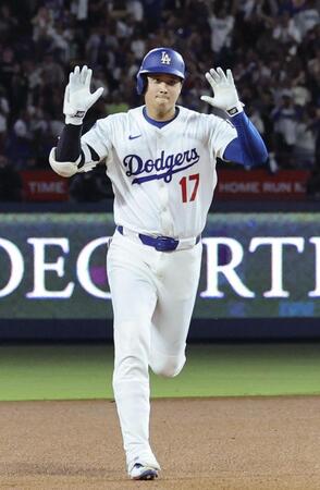 　フィリーズ戦の８回、51号ソロを放ちポーズをとるドジャース・大谷（共同）