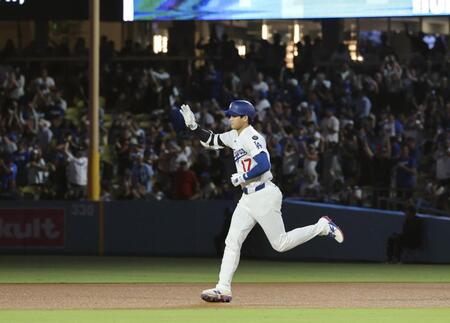 　フィリーズ戦の８回、51号ソロを放ったドジャース・大谷（共同）