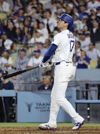 　フィリーズ戦の８回、51号ソロを放つドジャース・大谷（共同）