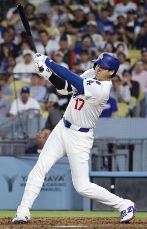 　フィリーズ戦の８回、51号ソロを放つドジャース・大谷（共同）