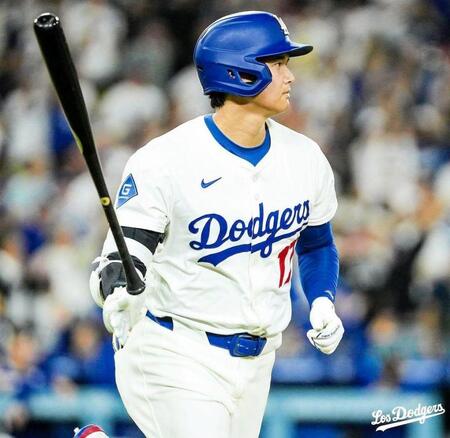 　８回、５１号ソロを放ち打球を見つめる大谷（ロサンゼルス・ドジャース提供）