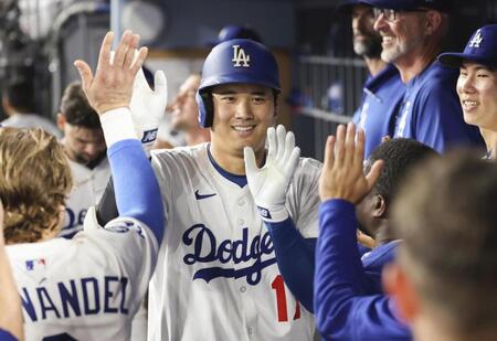 　フィリーズ戦の８回、本塁打を放ちチームメートに迎えられるドジャース・大谷（共同）