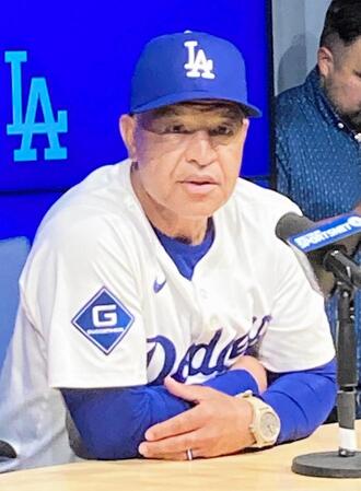 　試合後、大谷の５１号について語るロバーツ監督（撮影・小林信行）