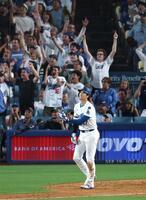 　８回、５０号ソロを放つ大谷と盛り上がるファン（共同）