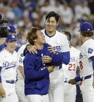 　ドジャースの山本（左）と大谷（提供・共同通信社）