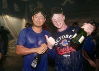 　プレーオフ進出が決まり、クローアームストロング（右）と喜ぶカブス・今永（ゲッティ＝共同）