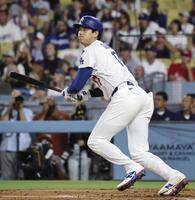 　フィリーズ戦の２回、左飛に倒れるドジャース・大谷（共同）