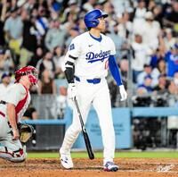 　８回、５１号ソロを放ち打球を見つめる大谷（ロサンゼルス・ドジャース提供）
