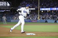 　フィリーズ戦の８回、51号ソロを放ち本塁へ向かうドジャース・大谷（共同）