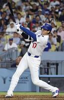 　フィリーズ戦の８回、51号ソロを放つドジャース・大谷（共同）