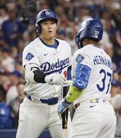 　フィリーズ戦の８回、51号ソロを放ちＴ・ヘルナンデスとタッチを交わすドジャース・大谷（共同）