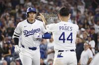 　フィリーズ戦の８回、51号ソロを放ち、ヒマワリの種で迎えられるドジャース・大谷（共同）