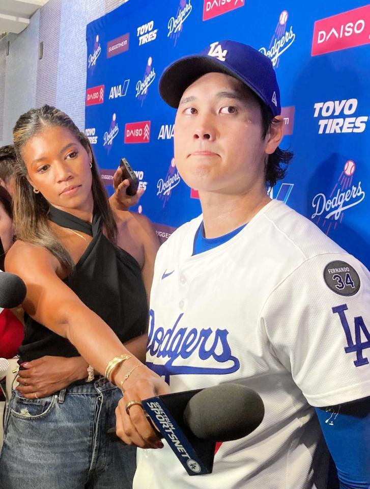 　試合後、報道陣の質問に答える大谷（撮影・小林信行）