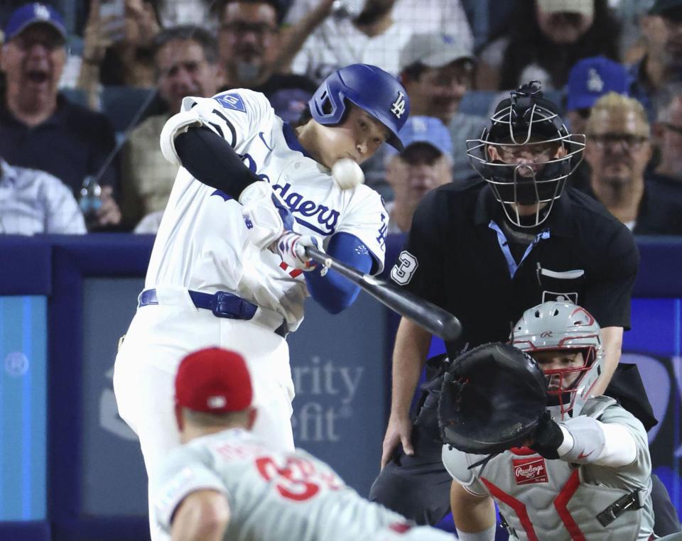 　８回、５０号ソロを放つ大谷翔平。メジャー史上６人目となる２年連続のシーズン５０本塁打に到達した（共同）