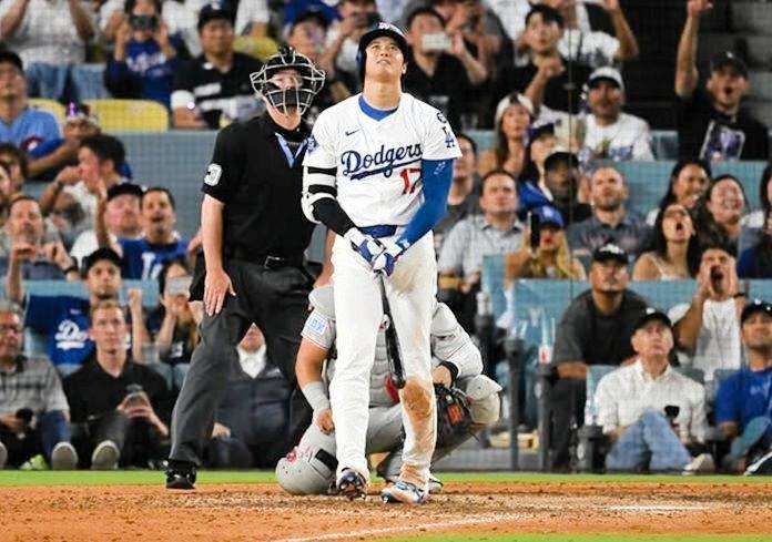 　５０号アーチを放ち、打球を見つめる大谷（ジョン・スーフー／ドジャース提供）