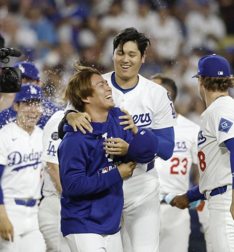 　ドジャースの山本（左）と大谷（提供・共同通信社）