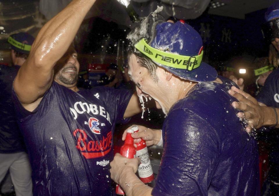 　プレーオフ進出が決まり、祝勝会で喜ぶカブス・鈴木（右）＝（ＡＰ＝共同）