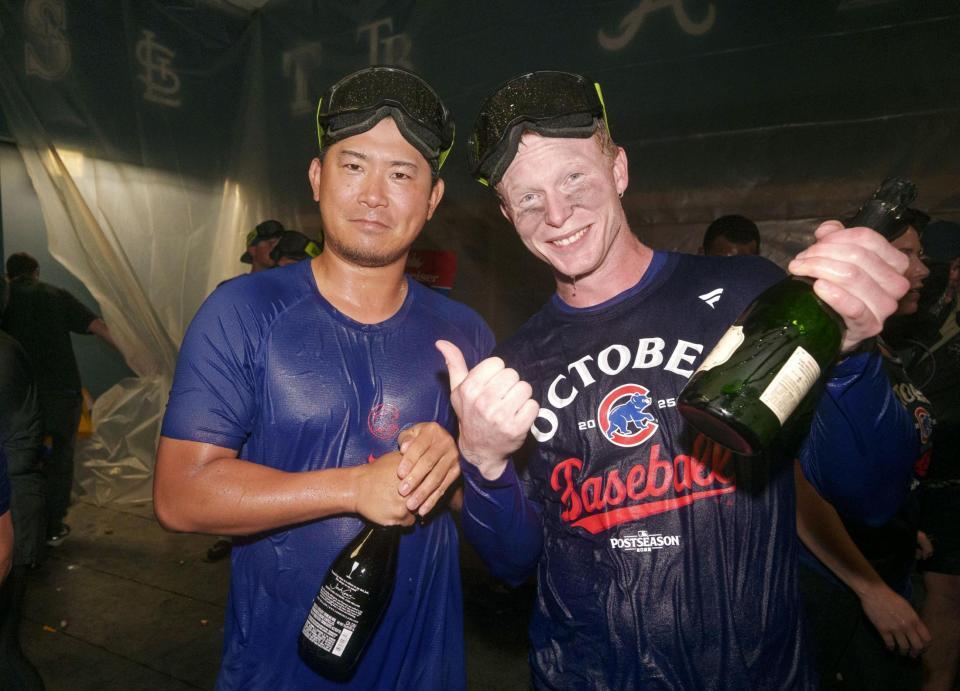 　プレーオフ進出が決まり、クローアームストロング（右）と喜ぶカブス・今永（ゲッティ＝共同）