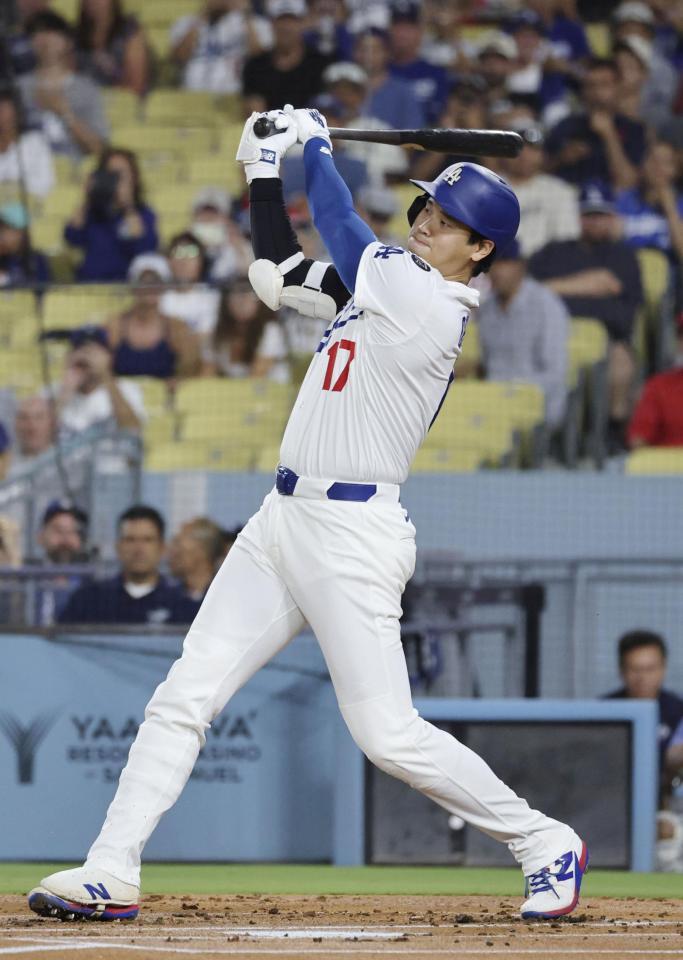 　フィリーズ戦の１回、二ゴロに倒れるドジャース・大谷（共同）