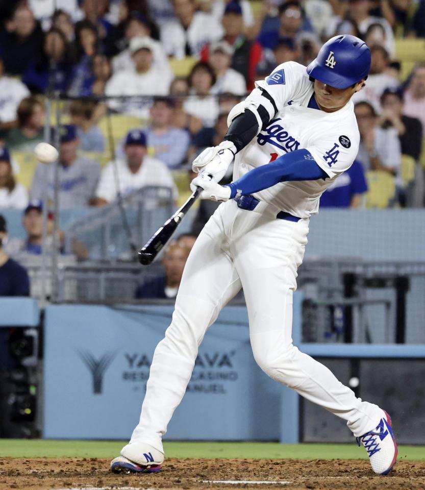 　フィリーズ戦の８回、51号ソロを放つドジャース・大谷（共同）