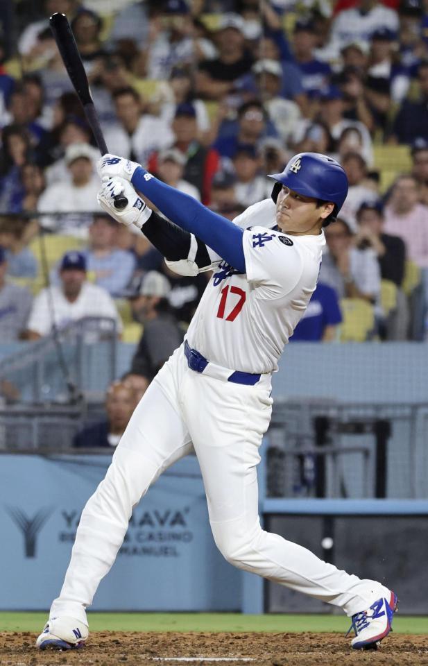 　フィリーズ戦の８回、51号ソロを放つドジャース・大谷（共同）