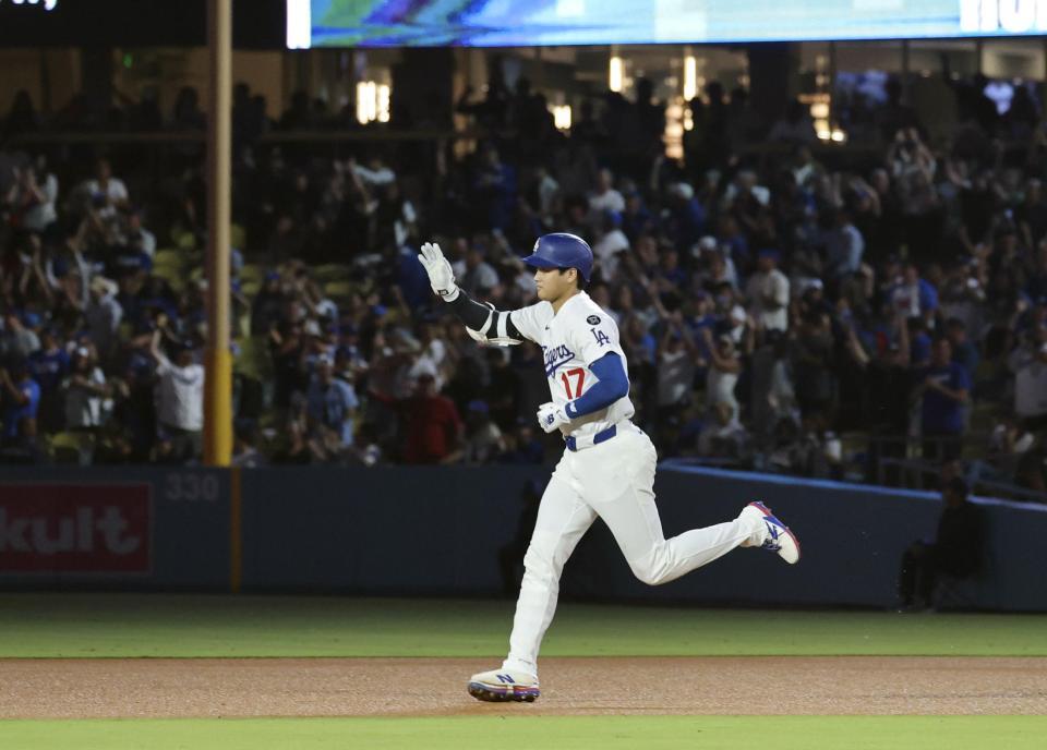 　フィリーズ戦の８回、51号ソロを放ったドジャース・大谷（共同）
