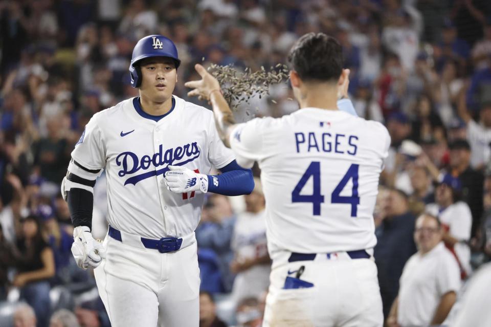 　フィリーズ戦の８回、51号ソロを放ち、ヒマワリの種で迎えられるドジャース・大谷（共同）