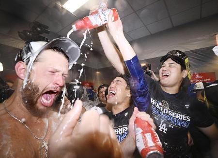 　昨年１０月、ワールドシリーズ制覇を果たし、シャンパンファイトで盛り上がる（左から）ドジャースのカーショー、山本、大谷＝ニューヨーク
