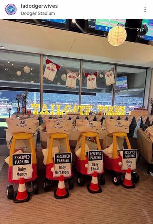 　スイートルームの風景。ドジャーワイブスのインスタグラム（ｌａｄｏｄｇｅｒｗｉｖｅｓ）より